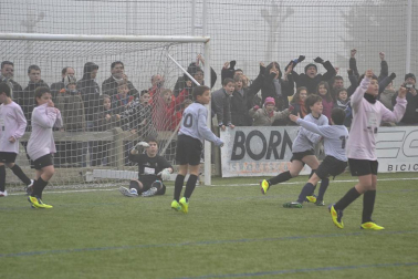 Este martes 3 de enero y con una intensa niebla en Tajonar, se han disputado los cuartos de final del Torneo Interescolar. En esta galería de imágenes se muestran los partidos Sagrado Corazón-Virgen Blanca y Cardenal Ilundáin-Escolapios Calasanz. Este último se ha resuelto en los penaltis