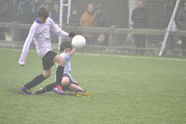 Este martes 3 de enero y con una intensa niebla en Tajonar, se han disputado los cuartos de final del Torneo Interescolar. En esta galería de imágenes se muestran los partidos Sagrado Corazón-Virgen Blanca y Cardenal Ilundáin-Escolapios Calasanz. Este último se ha resuelto en los penaltis