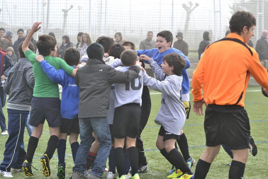 Este martes 3 de enero y con una intensa niebla en Tajonar, se han disputado los cuartos de final del Torneo Interescolar. En esta galería de imágenes se muestran los partidos Sagrado Corazón-Virgen Blanca y Cardenal Ilundáin-Escolapios Calasanz. Este último se ha resuelto en los penaltis