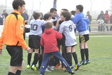 Este martes 3 de enero y con una intensa niebla en Tajonar, se han disputado los cuartos de final del Torneo Interescolar. En esta galería de imágenes se muestran los partidos Sagrado Corazón-Virgen Blanca y Cardenal Ilundáin-Escolapios Calasanz. Este último se ha resuelto en los penaltis