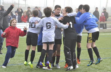 Este martes 3 de enero y con una intensa niebla en Tajonar, se han disputado los cuartos de final del Torneo Interescolar. En esta galería de imágenes se muestran los partidos Sagrado Corazón-Virgen Blanca y Cardenal Ilundáin-Escolapios Calasanz. Este último se ha resuelto en los penaltis
