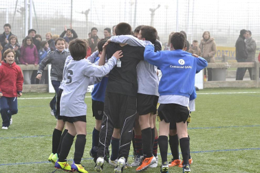 Este martes 3 de enero y con una intensa niebla en Tajonar, se han disputado los cuartos de final del Torneo Interescolar. En esta galería de imágenes se muestran los partidos Sagrado Corazón-Virgen Blanca y Cardenal Ilundáin-Escolapios Calasanz. Este último se ha resuelto en los penaltis
