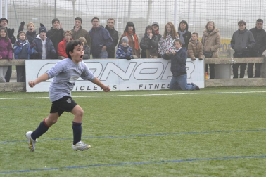 Este martes 3 de enero y con una intensa niebla en Tajonar, se han disputado los cuartos de final del Torneo Interescolar. En esta galería de imágenes se muestran los partidos Sagrado Corazón-Virgen Blanca y Cardenal Ilundáin-Escolapios Calasanz. Este último se ha resuelto en los penaltis