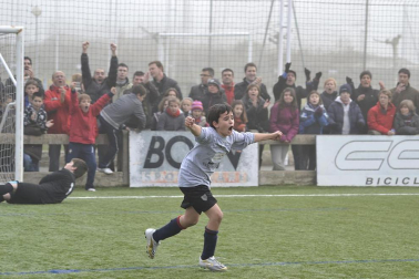 Este martes 3 de enero y con una intensa niebla en Tajonar, se han disputado los cuartos de final del Torneo Interescolar. En esta galería de imágenes se muestran los partidos Sagrado Corazón-Virgen Blanca y Cardenal Ilundáin-Escolapios Calasanz. Este último se ha resuelto en los penaltis