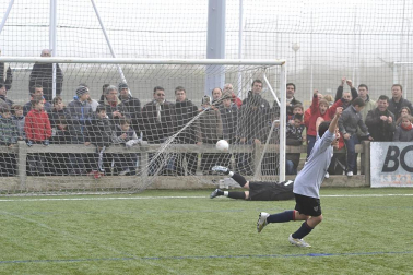 Este martes 3 de enero y con una intensa niebla en Tajonar, se han disputado los cuartos de final del Torneo Interescolar. En esta galería de imágenes se muestran los partidos Sagrado Corazón-Virgen Blanca y Cardenal Ilundáin-Escolapios Calasanz. Este último se ha resuelto en los penaltis