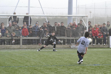 Este martes 3 de enero y con una intensa niebla en Tajonar, se han disputado los cuartos de final del Torneo Interescolar. En esta galería de imágenes se muestran los partidos Sagrado Corazón-Virgen Blanca y Cardenal Ilundáin-Escolapios Calasanz. Este último se ha resuelto en los penaltis