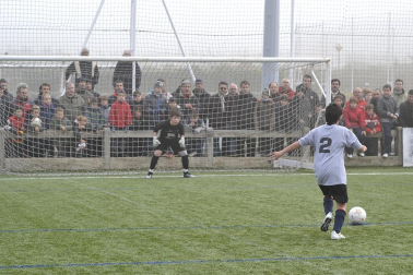 Este martes 3 de enero y con una intensa niebla en Tajonar, se han disputado los cuartos de final del Torneo Interescolar. En esta galería de imágenes se muestran los partidos Sagrado Corazón-Virgen Blanca y Cardenal Ilundáin-Escolapios Calasanz. Este último se ha resuelto en los penaltis