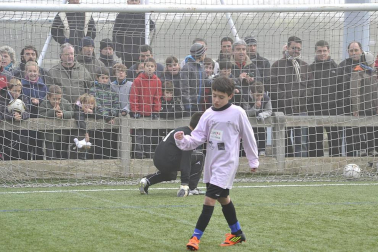 Este martes 3 de enero y con una intensa niebla en Tajonar, se han disputado los cuartos de final del Torneo Interescolar. En esta galería de imágenes se muestran los partidos Sagrado Corazón-Virgen Blanca y Cardenal Ilundáin-Escolapios Calasanz. Este último se ha resuelto en los penaltis