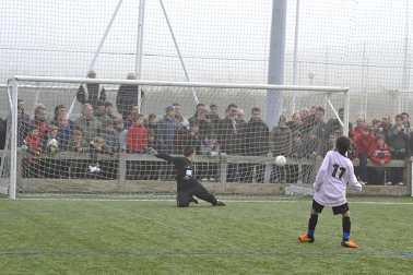 Este martes 3 de enero y con una intensa niebla en Tajonar, se han disputado los cuartos de final del Torneo Interescolar. En esta galería de imágenes se muestran los partidos Sagrado Corazón-Virgen Blanca y Cardenal Ilundáin-Escolapios Calasanz. Este último se ha resuelto en los penaltis
