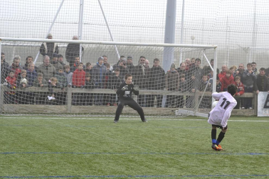 Este martes 3 de enero y con una intensa niebla en Tajonar, se han disputado los cuartos de final del Torneo Interescolar. En esta galería de imágenes se muestran los partidos Sagrado Corazón-Virgen Blanca y Cardenal Ilundáin-Escolapios Calasanz. Este último se ha resuelto en los penaltis