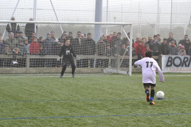 Este martes 3 de enero y con una intensa niebla en Tajonar, se han disputado los cuartos de final del Torneo Interescolar. En esta galería de imágenes se muestran los partidos Sagrado Corazón-Virgen Blanca y Cardenal Ilundáin-Escolapios Calasanz. Este último se ha resuelto en los penaltis
