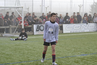 Este martes 3 de enero y con una intensa niebla en Tajonar, se han disputado los cuartos de final del Torneo Interescolar. En esta galería de imágenes se muestran los partidos Sagrado Corazón-Virgen Blanca y Cardenal Ilundáin-Escolapios Calasanz. Este último se ha resuelto en los penaltis