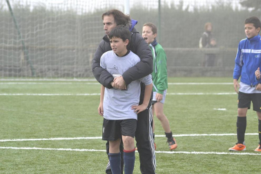 Este martes 3 de enero y con una intensa niebla en Tajonar, se han disputado los cuartos de final del Torneo Interescolar. En esta galería de imágenes se muestran los partidos Sagrado Corazón-Virgen Blanca y Cardenal Ilundáin-Escolapios Calasanz. Este último se ha resuelto en los penaltis
