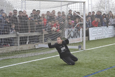Este martes 3 de enero y con una intensa niebla en Tajonar, se han disputado los cuartos de final del Torneo Interescolar. En esta galería de imágenes se muestran los partidos Sagrado Corazón-Virgen Blanca y Cardenal Ilundáin-Escolapios Calasanz. Este último se ha resuelto en los penaltis