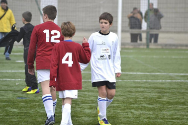 Este martes 3 de enero y con una intensa niebla en Tajonar, se han disputado los cuartos de final del Torneo Interescolar. En esta galería de imágenes se muestran los partidos Sagrado Corazón-Virgen Blanca y Cardenal Ilundáin-Escolapios Calasanz. Este último se ha resuelto en los penaltis