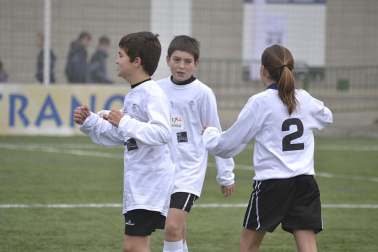 Este martes 3 de enero y con una intensa niebla en Tajonar, se han disputado los cuartos de final del Torneo Interescolar. En esta galería de imágenes se muestran los partidos Sagrado Corazón-Virgen Blanca y Cardenal Ilundáin-Escolapios Calasanz. Este último se ha resuelto en los penaltis