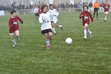Este martes 3 de enero y con una intensa niebla en Tajonar, se han disputado los cuartos de final del Torneo Interescolar. En esta galería de imágenes se muestran los partidos Sagrado Corazón-Virgen Blanca y Cardenal Ilundáin-Escolapios Calasanz. Este último se ha resuelto en los penaltis