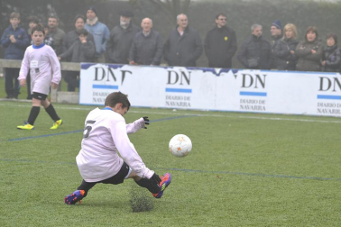 Este martes 3 de enero y con una intensa niebla en Tajonar, se han disputado los cuartos de final del Torneo Interescolar. En esta galería de imágenes se muestran los partidos Sagrado Corazón-Virgen Blanca y Cardenal Ilundáin-Escolapios Calasanz. Este último se ha resuelto en los penaltis