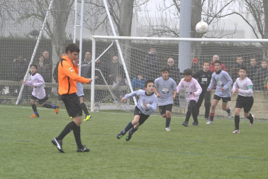Este martes 3 de enero y con una intensa niebla en Tajonar, se han disputado los cuartos de final del Torneo Interescolar. En esta galería de imágenes se muestran los partidos Sagrado Corazón-Virgen Blanca y Cardenal Ilundáin-Escolapios Calasanz. Este último se ha resuelto en los penaltis