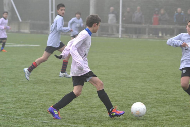 Este martes 3 de enero y con una intensa niebla en Tajonar, se han disputado los cuartos de final del Torneo Interescolar. En esta galería de imágenes se muestran los partidos Sagrado Corazón-Virgen Blanca y Cardenal Ilundáin-Escolapios Calasanz. Este último se ha resuelto en los penaltis