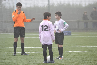 Este martes 3 de enero y con una intensa niebla en Tajonar, se han disputado los cuartos de final del Torneo Interescolar. En esta galería de imágenes se muestran los partidos Sagrado Corazón-Virgen Blanca y Cardenal Ilundáin-Escolapios Calasanz. Este último se ha resuelto en los penaltis