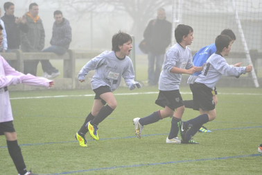 Este martes 3 de enero y con una intensa niebla en Tajonar, se han disputado los cuartos de final del Torneo Interescolar. En esta galería de imágenes se muestran los partidos Sagrado Corazón-Virgen Blanca y Cardenal Ilundáin-Escolapios Calasanz. Este último se ha resuelto en los penaltis