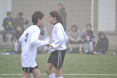 Este martes 3 de enero y con una intensa niebla en Tajonar, se han disputado los cuartos de final del Torneo Interescolar. En esta galería de imágenes se muestran los partidos Sagrado Corazón-Virgen Blanca y Cardenal Ilundáin-Escolapios Calasanz. Este último se ha resuelto en los penaltis