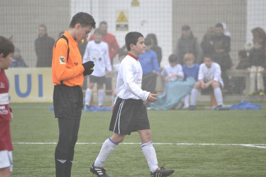 Este martes 3 de enero y con una intensa niebla en Tajonar, se han disputado los cuartos de final del Torneo Interescolar. En esta galería de imágenes se muestran los partidos Sagrado Corazón-Virgen Blanca y Cardenal Ilundáin-Escolapios Calasanz. Este último se ha resuelto en los penaltis