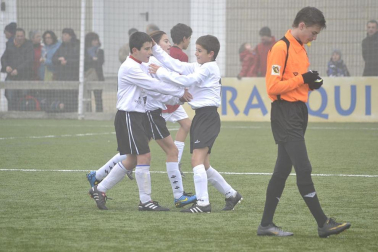 Este martes 3 de enero y con una intensa niebla en Tajonar, se han disputado los cuartos de final del Torneo Interescolar. En esta galería de imágenes se muestran los partidos Sagrado Corazón-Virgen Blanca y Cardenal Ilundáin-Escolapios Calasanz. Este último se ha resuelto en los penaltis