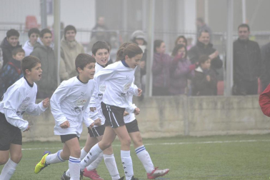 Este martes 3 de enero y con una intensa niebla en Tajonar, se han disputado los cuartos de final del Torneo Interescolar. En esta galería de imágenes se muestran los partidos Sagrado Corazón-Virgen Blanca y Cardenal Ilundáin-Escolapios Calasanz. Este último se ha resuelto en los penaltis