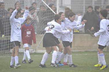 Este martes 3 de enero y con una intensa niebla en Tajonar, se han disputado los cuartos de final del Torneo Interescolar. En esta galería de imágenes se muestran los partidos Sagrado Corazón-Virgen Blanca y Cardenal Ilundáin-Escolapios Calasanz. Este último se ha resuelto en los penaltis
