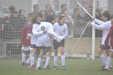 Este martes 3 de enero y con una intensa niebla en Tajonar, se han disputado los cuartos de final del Torneo Interescolar. En esta galería de imágenes se muestran los partidos Sagrado Corazón-Virgen Blanca y Cardenal Ilundáin-Escolapios Calasanz. Este último se ha resuelto en los penaltis