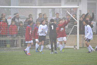 Este martes 3 de enero y con una intensa niebla en Tajonar, se han disputado los cuartos de final del Torneo Interescolar. En esta galería de imágenes se muestran los partidos Sagrado Corazón-Virgen Blanca y Cardenal Ilundáin-Escolapios Calasanz. Este último se ha resuelto en los penaltis