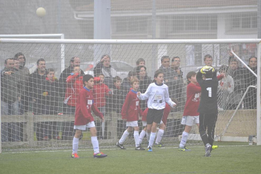 Este martes 3 de enero y con una intensa niebla en Tajonar, se han disputado los cuartos de final del Torneo Interescolar. En esta galería de imágenes se muestran los partidos Sagrado Corazón-Virgen Blanca y Cardenal Ilundáin-Escolapios Calasanz. Este último se ha resuelto en los penaltis