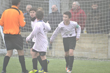 Este martes 3 de enero y con una intensa niebla en Tajonar, se han disputado los cuartos de final del Torneo Interescolar. En esta galería de imágenes se muestran los partidos Sagrado Corazón-Virgen Blanca y Cardenal Ilundáin-Escolapios Calasanz. Este último se ha resuelto en los penaltis