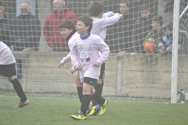 Este martes 3 de enero y con una intensa niebla en Tajonar, se han disputado los cuartos de final del Torneo Interescolar. En esta galería de imágenes se muestran los partidos Sagrado Corazón-Virgen Blanca y Cardenal Ilundáin-Escolapios Calasanz. Este último se ha resuelto en los penaltis