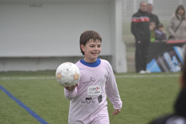 Este martes 3 de enero y con una intensa niebla en Tajonar, se han disputado los cuartos de final del Torneo Interescolar. En esta galería de imágenes se muestran los partidos Sagrado Corazón-Virgen Blanca y Cardenal Ilundáin-Escolapios Calasanz. Este último se ha resuelto en los penaltis