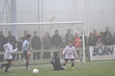 Este martes 3 de enero y con una intensa niebla en Tajonar, se han disputado los cuartos de final del Torneo Interescolar. En esta galería de imágenes se muestran los partidos Sagrado Corazón-Virgen Blanca y Cardenal Ilundáin-Escolapios Calasanz. Este último se ha resuelto en los penaltis