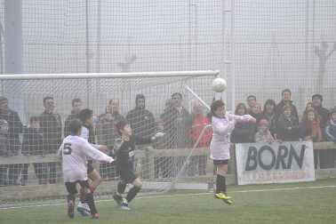 Este martes 3 de enero y con una intensa niebla en Tajonar, se han disputado los cuartos de final del Torneo Interescolar. En esta galería de imágenes se muestran los partidos Sagrado Corazón-Virgen Blanca y Cardenal Ilundáin-Escolapios Calasanz. Este último se ha resuelto en los penaltis