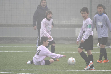 Este martes 3 de enero y con una intensa niebla en Tajonar, se han disputado los cuartos de final del Torneo Interescolar. En esta galería de imágenes se muestran los partidos Sagrado Corazón-Virgen Blanca y Cardenal Ilundáin-Escolapios Calasanz. Este último se ha resuelto en los penaltis