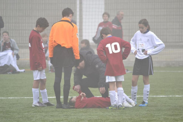 Este martes 3 de enero y con una intensa niebla en Tajonar, se han disputado los cuartos de final del Torneo Interescolar. En esta galería de imágenes se muestran los partidos Sagrado Corazón-Virgen Blanca y Cardenal Ilundáin-Escolapios Calasanz. Este último se ha resuelto en los penaltis