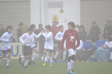 Este martes 3 de enero y con una intensa niebla en Tajonar, se han disputado los cuartos de final del Torneo Interescolar. En esta galería de imágenes se muestran los partidos Sagrado Corazón-Virgen Blanca y Cardenal Ilundáin-Escolapios Calasanz. Este último se ha resuelto en los penaltis