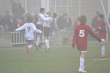Este martes 3 de enero y con una intensa niebla en Tajonar, se han disputado los cuartos de final del Torneo Interescolar. En esta galería de imágenes se muestran los partidos Sagrado Corazón-Virgen Blanca y Cardenal Ilundáin-Escolapios Calasanz. Este último se ha resuelto en los penaltis