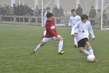 Este martes 3 de enero y con una intensa niebla en Tajonar, se han disputado los cuartos de final del Torneo Interescolar. En esta galería de imágenes se muestran los partidos Sagrado Corazón-Virgen Blanca y Cardenal Ilundáin-Escolapios Calasanz. Este último se ha resuelto en los penaltis