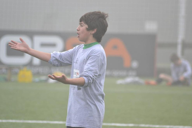 Este martes 3 de enero y con una intensa niebla en Tajonar, se han disputado los cuartos de final del Torneo Interescolar. En esta galería de imágenes se muestran los partidos Sagrado Corazón-Virgen Blanca y Cardenal Ilundáin-Escolapios Calasanz. Este último se ha resuelto en los penaltis