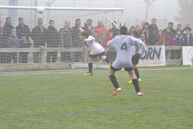 Este martes 3 de enero y con una intensa niebla en Tajonar, se han disputado los cuartos de final del Torneo Interescolar. En esta galería de imágenes se muestran los partidos Sagrado Corazón-Virgen Blanca y Cardenal Ilundáin-Escolapios Calasanz. Este último se ha resuelto en los penaltis