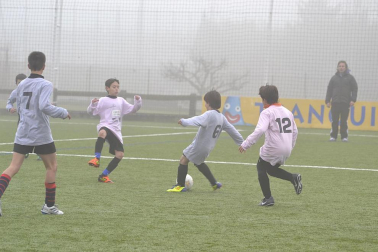 Este martes 3 de enero y con una intensa niebla en Tajonar, se han disputado los cuartos de final del Torneo Interescolar. En esta galería de imágenes se muestran los partidos Sagrado Corazón-Virgen Blanca y Cardenal Ilundáin-Escolapios Calasanz. Este último se ha resuelto en los penaltis