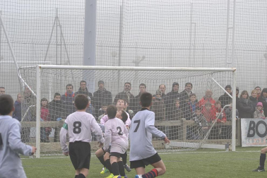 Este martes 3 de enero y con una intensa niebla en Tajonar, se han disputado los cuartos de final del Torneo Interescolar. En esta galería de imágenes se muestran los partidos Sagrado Corazón-Virgen Blanca y Cardenal Ilundáin-Escolapios Calasanz. Este último se ha resuelto en los penaltis
