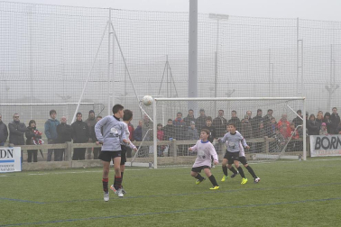 Este martes 3 de enero y con una intensa niebla en Tajonar, se han disputado los cuartos de final del Torneo Interescolar. En esta galería de imágenes se muestran los partidos Sagrado Corazón-Virgen Blanca y Cardenal Ilundáin-Escolapios Calasanz. Este último se ha resuelto en los penaltis
