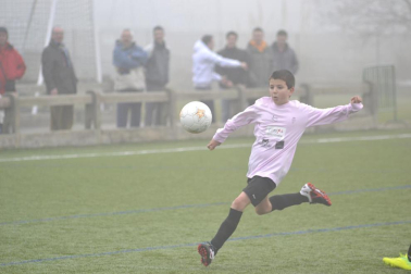Este martes 3 de enero y con una intensa niebla en Tajonar, se han disputado los cuartos de final del Torneo Interescolar. En esta galería de imágenes se muestran los partidos Sagrado Corazón-Virgen Blanca y Cardenal Ilundáin-Escolapios Calasanz. Este último se ha resuelto en los penaltis